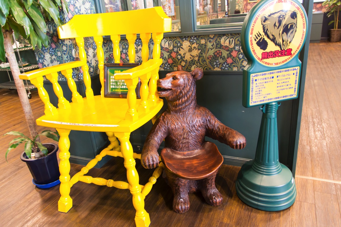 クマの椅子と黄色い大きな椅子